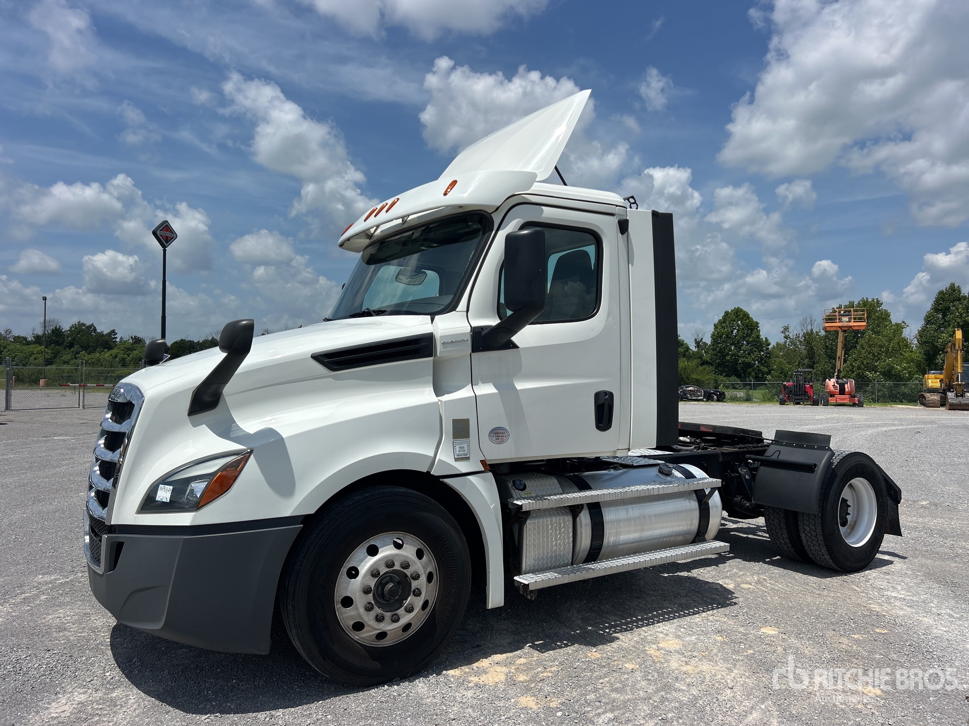 2020 Freightliner Cascadia 116 4x2 S/A Day Cab Truck Tractor