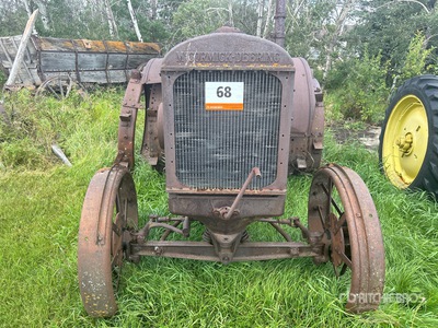 McCormick Deering 2WD Wide Front جرار تاريخي