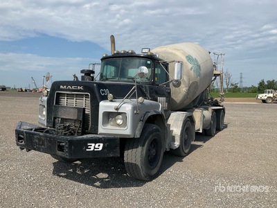 1998 Mack RB690S 8x4 Twin-Steer شاحنة خلاط