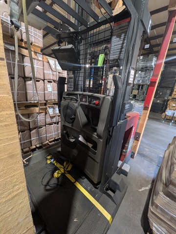 Raymond 560-OPC30TT Electric Order Picker Forklift Raymond 560-OPC30TT Electric Order Picker Forklift