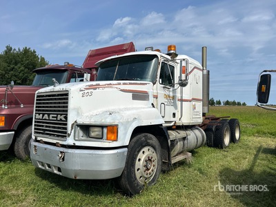 Mack 203 6x4 3- Achs Sattelzugmaschine mit Schlafkabine (Inoperable)