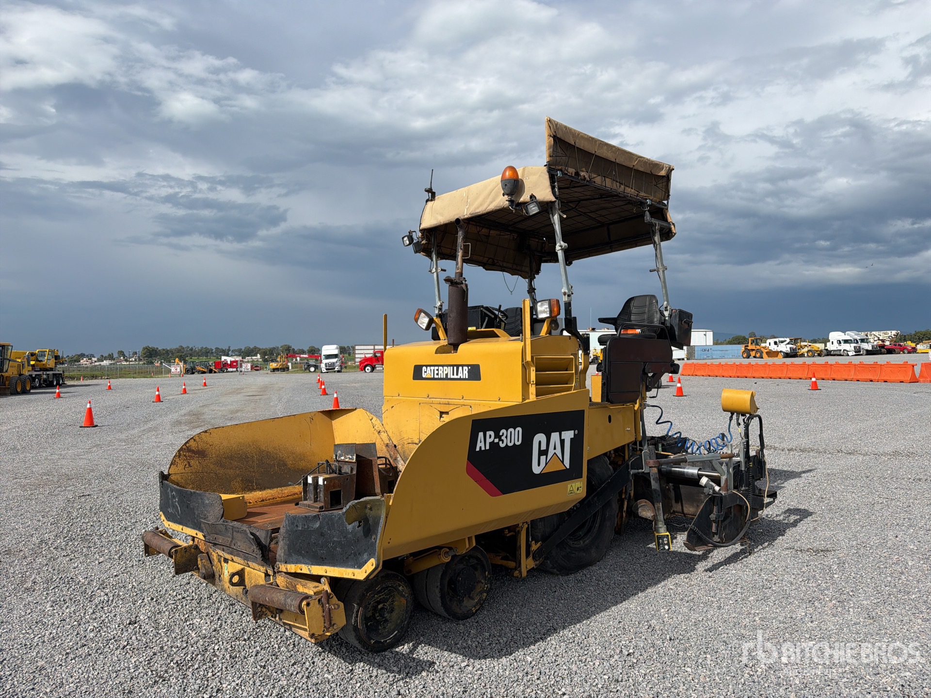 2011 Cat AP300 Wheel Pavimentadora de Asfalto / Asphalt Paver