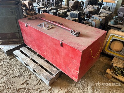Red Tool Box & 7 in Meat Hook Divers - Magasin, entrepôt, consommateur