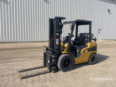 Cat P5500 4050 lb Pneumatic Tire رافعة شوكية