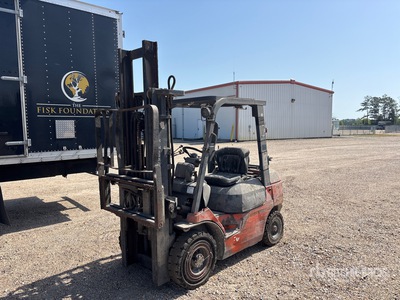 2000 Toyota 7FGCU25 3750 lb Pneumatic Tire Heftruck