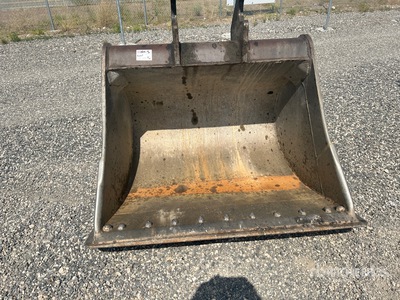 60 in Q/C Cleanup Excavator Bucket - Fits John Deere 245G