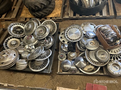 Quantity of (4) Pallets of Hub Cover & Mud Guards Pièces divers