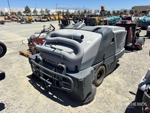 2018 Advance SW8000 Ride-On Floor Scrubber