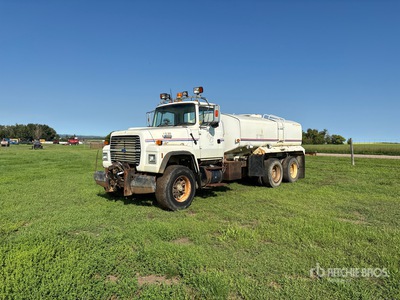 1995 Ford LT8000 3000 gal 6x4 Water Truck