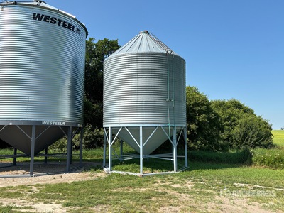 Goebel +/- 2100 bu 3 Ring Hopper Grain Bin