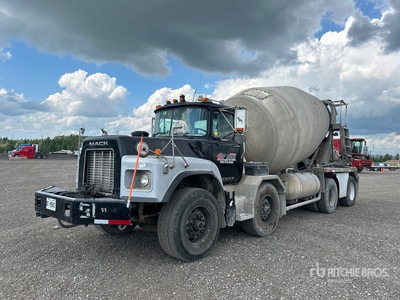 2001 Mack RB690S 8x4 Twin-Steer شاحنة خلاط