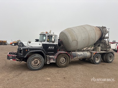 1999 Mack RB690S 8x4 شاحنة خلاط