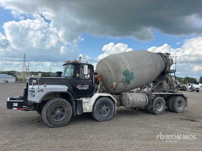 1999 Mack RB690S 8x4 Twin-Steer شاحنة خلاط