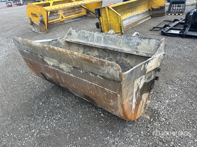 NYE 72 in Q/C Cleanup دلو حفارة - Fits John Deere 350D
