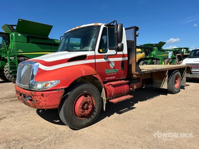 2005 International 4200 SBA 4x2 شاحنة مسطحة