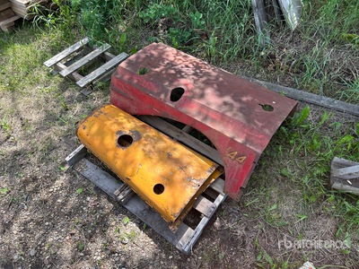 Quantity of (2) Tractor Engine Hoods Pièces divers