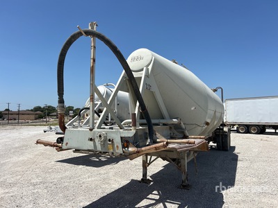 1982 Fruehauf HEBF2J 985 cft T/A Pneumatic Bulk Trailer