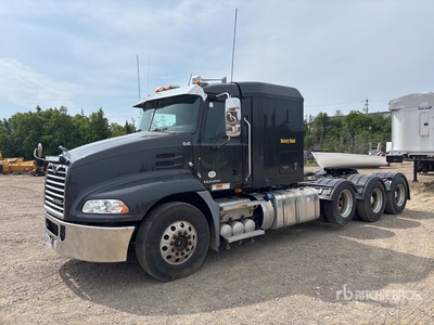 2015 Mack Pinnacle CXU613 8x4 Ciągnik siodłowy z kabiną sypialną Tri/A