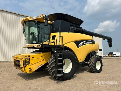 2005 New Holland CR970 Combine Harvester