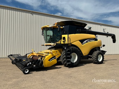 2005 New Holland CR970 Combine Harvester