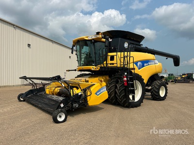 2010 New Holland CR 9070 Combine Harvester