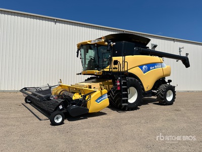 2009 New Holland CR 9070 Combine Harvester