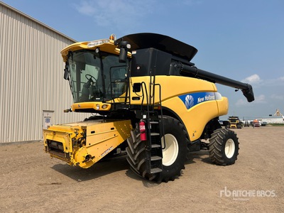 2009 New Holland CR 9070 Combine Harvester