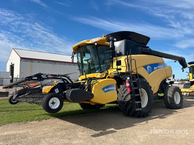 2009 New Holland CR 9070 Combine Harvester