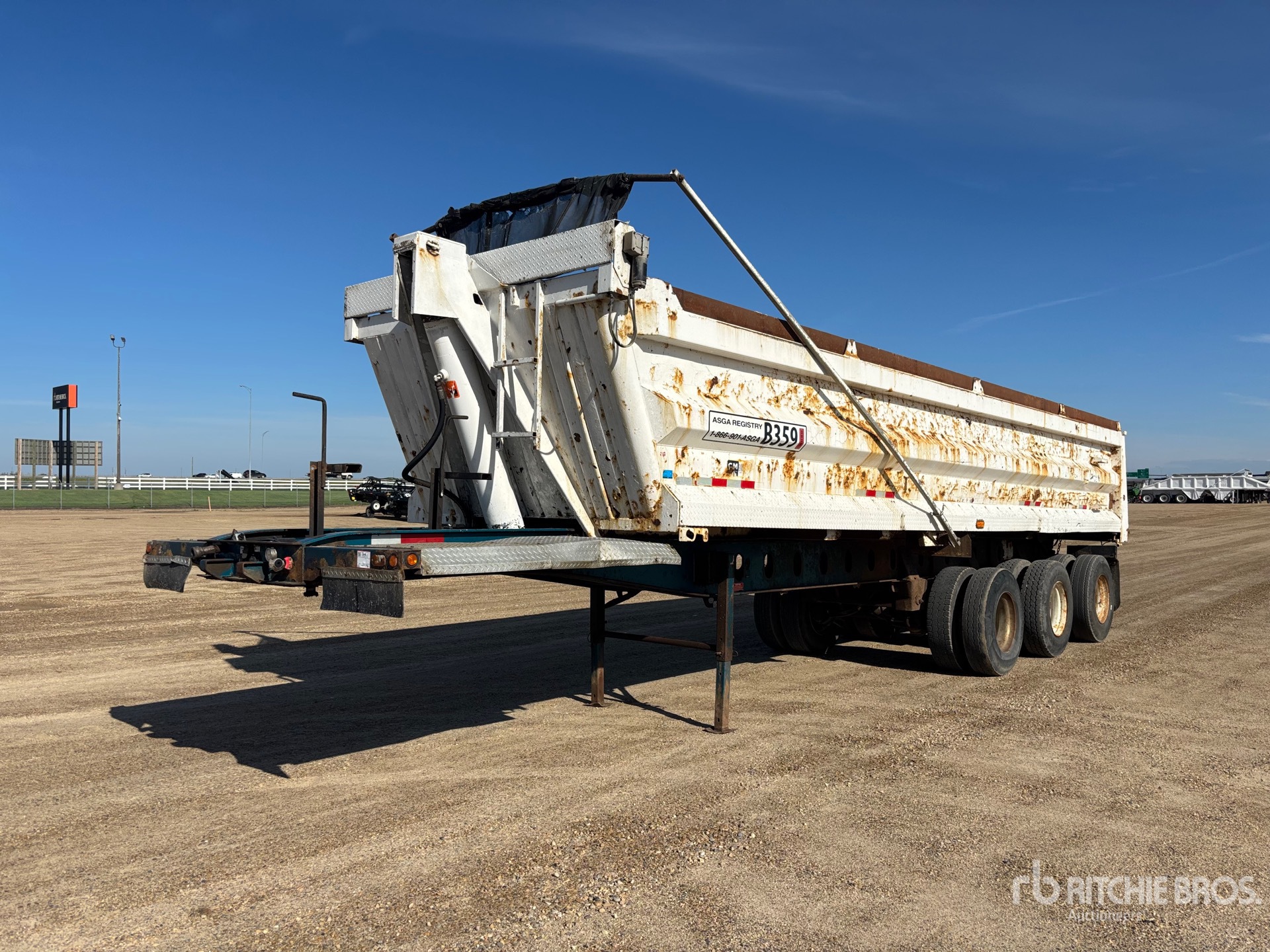2007 Arne's 30 ft Tri/A End Dump Trailer