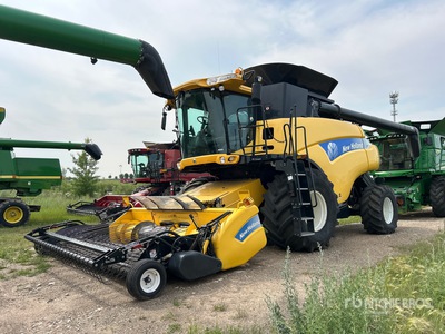New Holland CR 9070 Combine Harvester