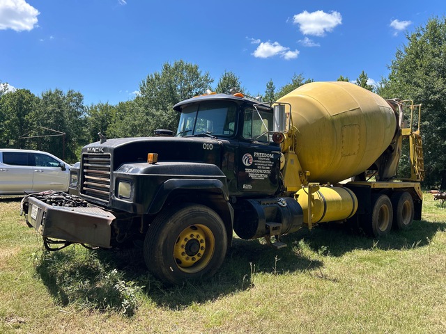 2001 Mack RD690S 6x4 Mixer Truck