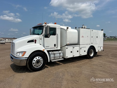 2009 Kenworth T300 4x2 Ciężarówka do przewozu paliwa i oleju