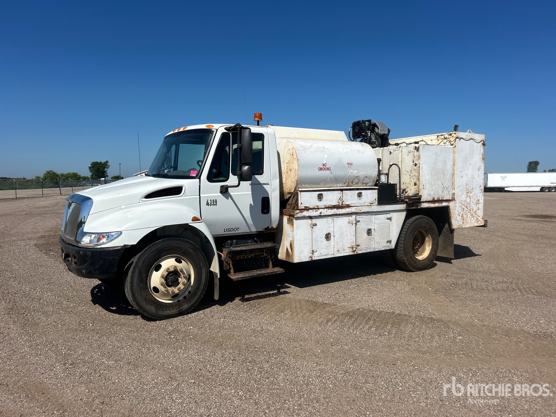 2003 International 4300 4x2 Fuel and Lube Truck
