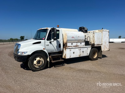 2003 International 4300 4x2 Autocarro trasporto carburante per lubrificante