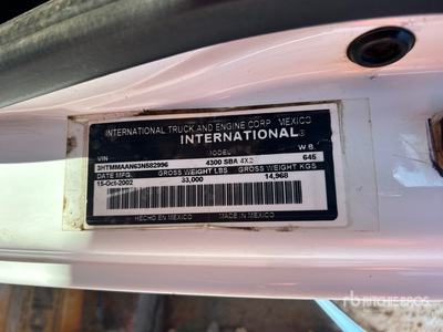 2003 International 4300 Autocarro trasporto carburante per lubrificante