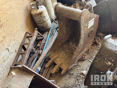 18 in Digging Excavator Bucket - Fits John Deere 410