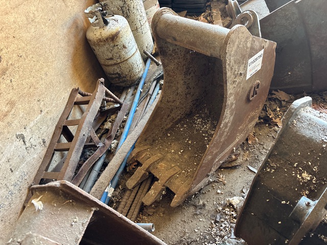 18 in Digging Excavator Bucket - Fits John Deere 410