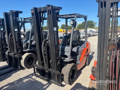 2010 Toyota 8FDU25 4850 lb Pneumatic Tire Carretilla Elevadora (Inoperable)