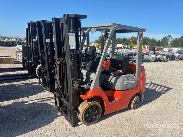 2001 Toyota 7FGCU25 5000 lb Cushion Tire Forklift (Inoperable)