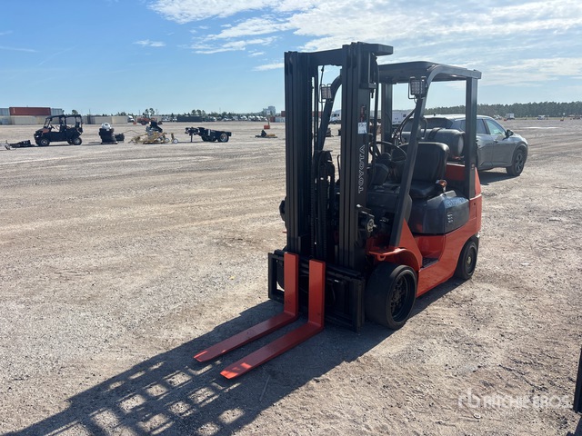 2001 Toyota 7FGCU25 4250 lb Cushion Tire Forklift