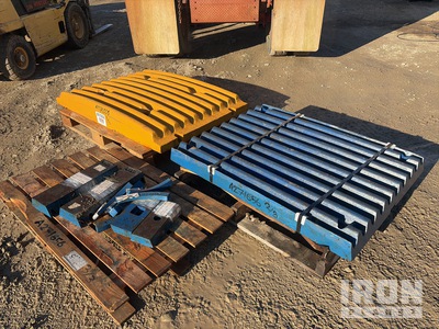 Fixed/Swing Jaw and Wedges (Unused) - Fits Sandvik QJ241