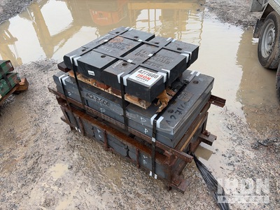 Quantity of (14) Impact Plates Divers - Équipement pour agrégats (Unused)