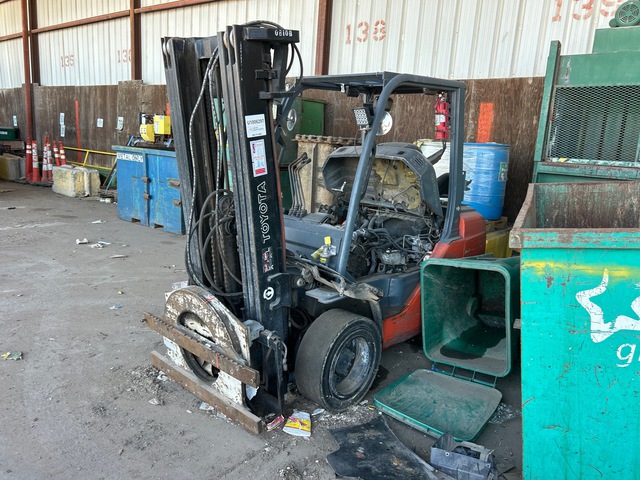 Toyota 8FGU30 4850 lb Pneumatic Tire Forklift (Inoperable)