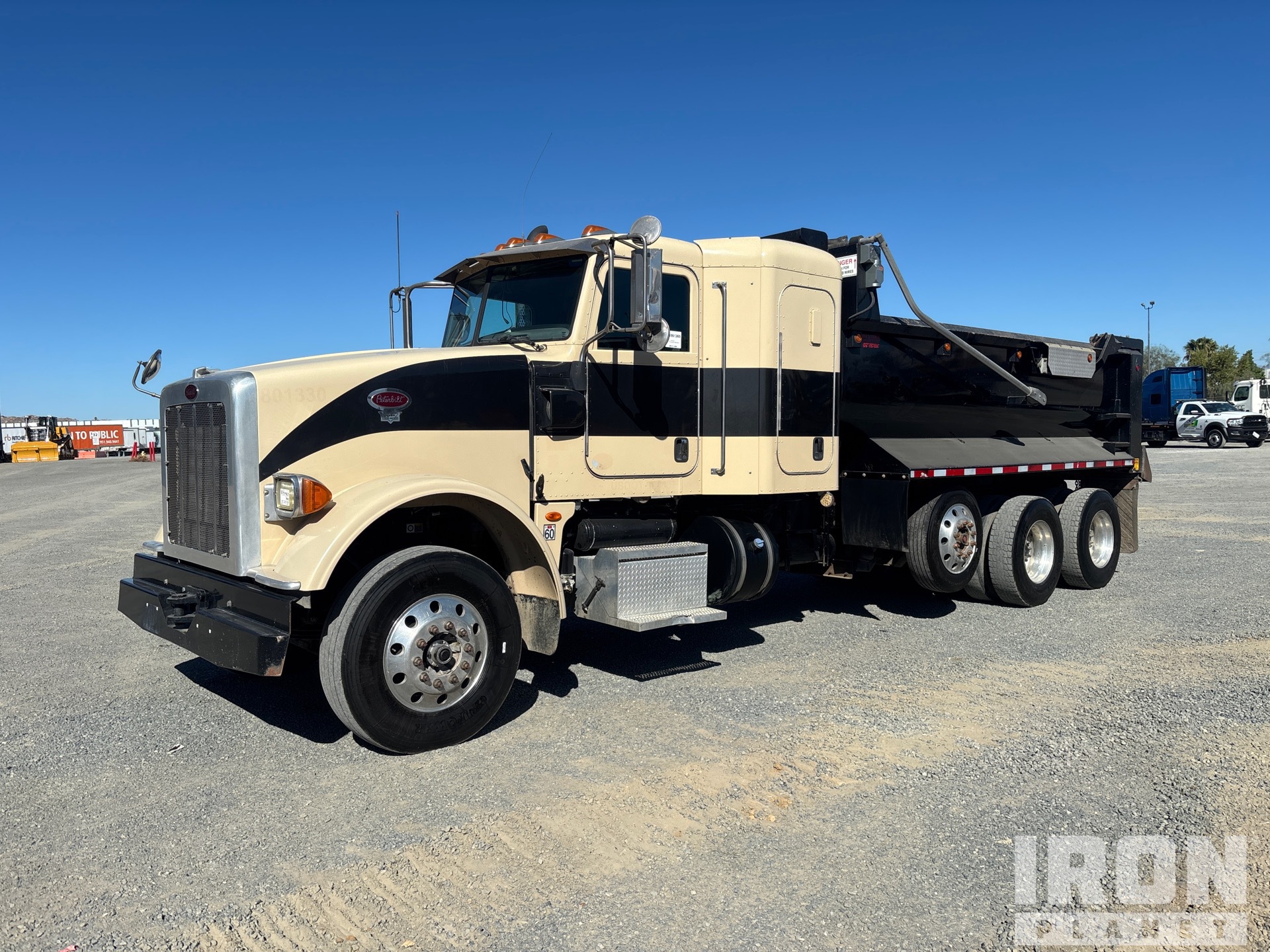 2012 Peterbilt 367 8x4 Sleeper Camion à benne basculante Tri/E