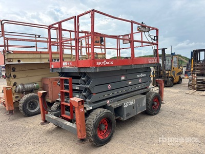 2006 Skyjack SJ7135RT 4x4 Dual Fuel Piattaforma aerea verticale