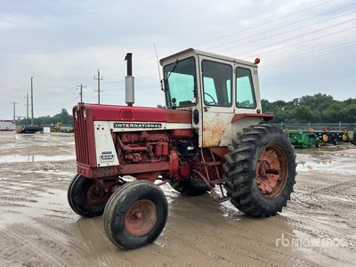 1967 International 806 2WD Tractor
