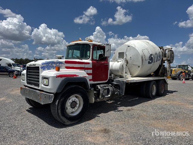 1999 Mack RD690S 8x4 Mixer Truck