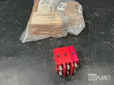 (3) Sensata Technologies 6752-322-5 Circuit Breakers