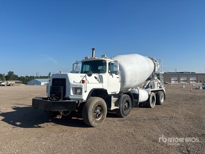 2005 Mack MR688S 8x4 Twin-Steer Mixer Truck