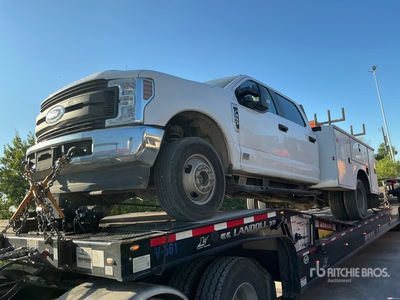 2019 Ford F-350 4x4 Crew Cab Utility Truck